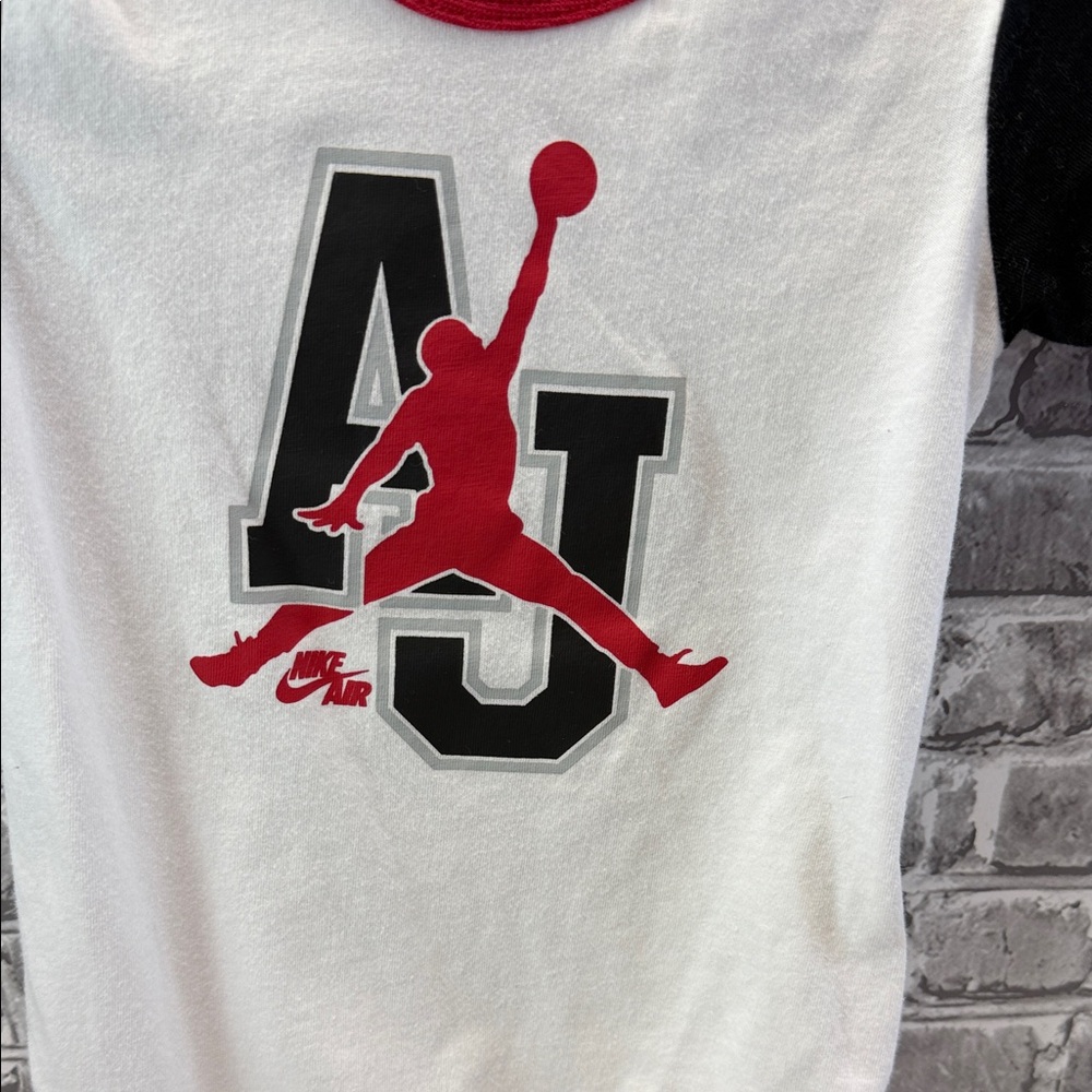 Baby boy's Jordan onesie - Picture 3 of 7